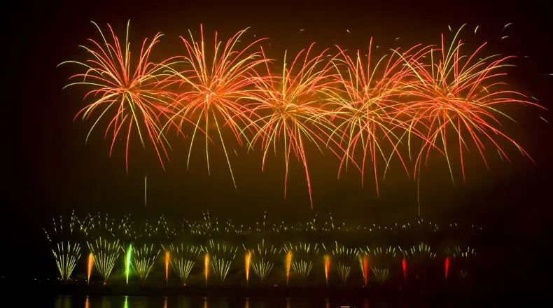 Show de fuegos artificiales sobre el agua